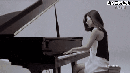 女生弹钢琴图片