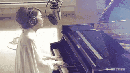 邓紫棋弹钢琴图片