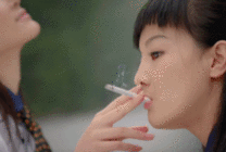 吸烟的女大学生动态图片