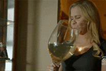 拿巨大酒杯喝酒的女人搞笑图片