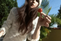 美女吃樱桃图片