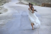 在公路上奔跑的外国美女搞笑动态图片