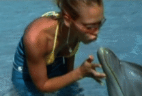 外国美女和海豚亲吻搞笑动态图片