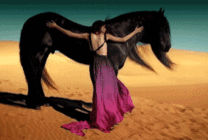 沙漠中的女人与马图片