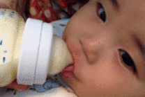 婴儿吃奶动态表情图片