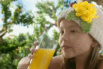 可爱小女孩喝果汁图片