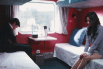 火车卧铺里的女人图片