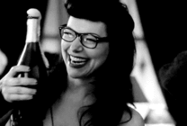 女人喝酒舌头舔酒瓶视频图片