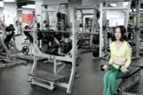 女生健身房锻炼图片