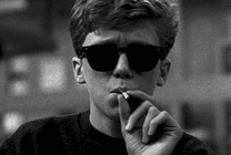 戴墨镜的小男孩抽烟GIF图片