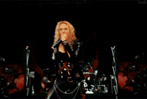 舞台上唱歌的歌星GIF图片