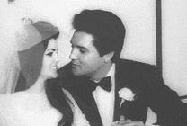 新郎新娘亲吻黑白GIF图片