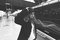戴帽子的气质女孩坐火车gif图片