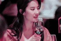 刘亦菲举杯喝红酒GIF图片