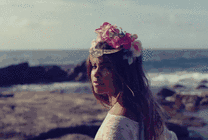 海边玩耍头上戴花环的姑娘gif图片