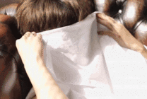 害羞的男孩用布盖着脸gif图片