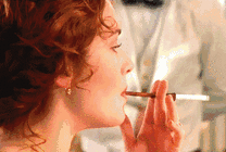 抽烟的卷发少女GIF图片