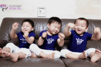 三个多胞胎小朋友在沙发上玩耍GIF图片