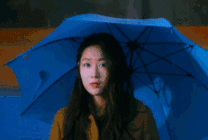 女生雨中打伞gif图