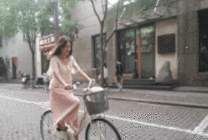 长裙子女生骑单车gif图