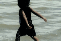 小孩子海边戏水动态图片
