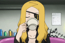 独眼卡通女孩喝茶动态图片