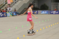 美少女溜冰过障碍动态图片