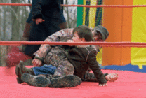小孩与老人台上摔跤动态图片