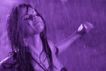 雨中潇洒的妹子动态图片