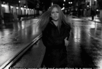 失落的少女独自行走在大街上动态图片