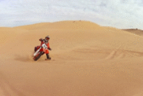 沙漠骑摩托GIF图片