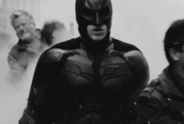 蝙蝠侠在烟雾的战场里自由行走动态图片