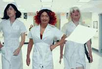 三个男人假扮护士gif图片