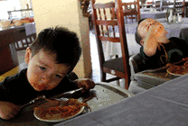 小孩子吃饭犯困睡觉GIF图片