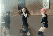 非主流少女跳着性感的舞蹈gif图片