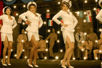 穿着白裙子的女军人在台上跳舞gif图片