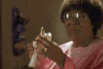 一位爱美的黑人妇女喷香水gif图片