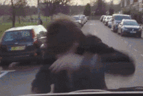 男人被车撞飞女人惊讶的表情GIF图片