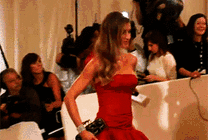 一位穿着红色礼服的美女GIF图片