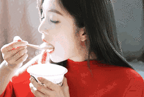 女神吃冰淇淋GIF图片