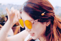戴橘黄色眼睛的可爱女孩GIF图片