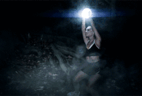黑衣女孩举着夜明珠跳舞gif图片