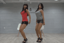 两位性感的大长腿美女在一起跳舞GIF图片
