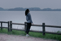 独自站在岸边的少女gif图片