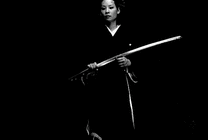 日本女忍者拿着长刀很冷酷的样子gif图片