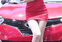 美女车模大长腿站在车头很性感的样子gif图片