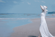 女人漫步在海滩gif图片