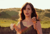 女神兴高采烈的跑过来给你送冰淇淋gif图片