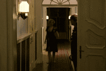 将军在卧室门口一把把性感的女郎拽进房间gif图片