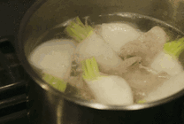 煮一锅蔬菜肉汤gif图片